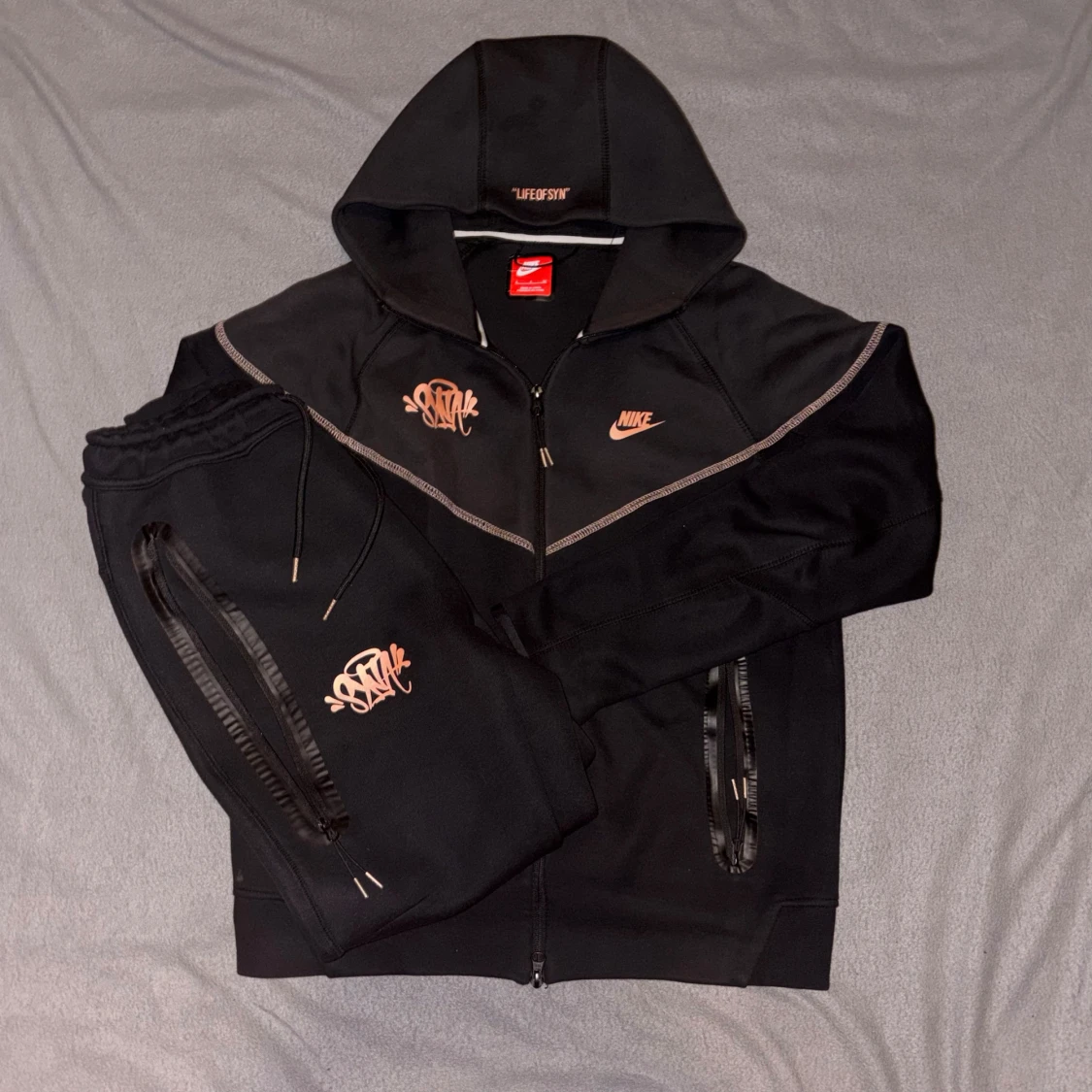 Nike tech syna world