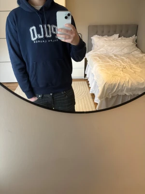 Ralph Lauren hoodie - Säljer denna Ralph Lauren hoodien i mycket bra skick, skick = 8/10, storlek = XS, mitt pris = 1300, modellen är 170, 60kg, hör av er vid frågor eller funderingar samt fler bilder 🤩🙌