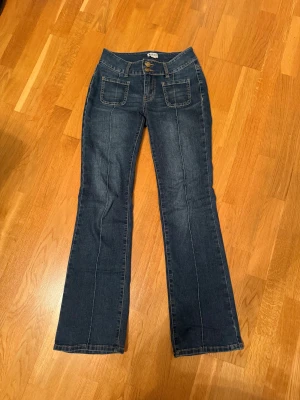 Lågmidjade jeans - Lågmidjade jeans från Madlady. Storlek 36 och längd regular. Använda men i bra skick! Nypris 700