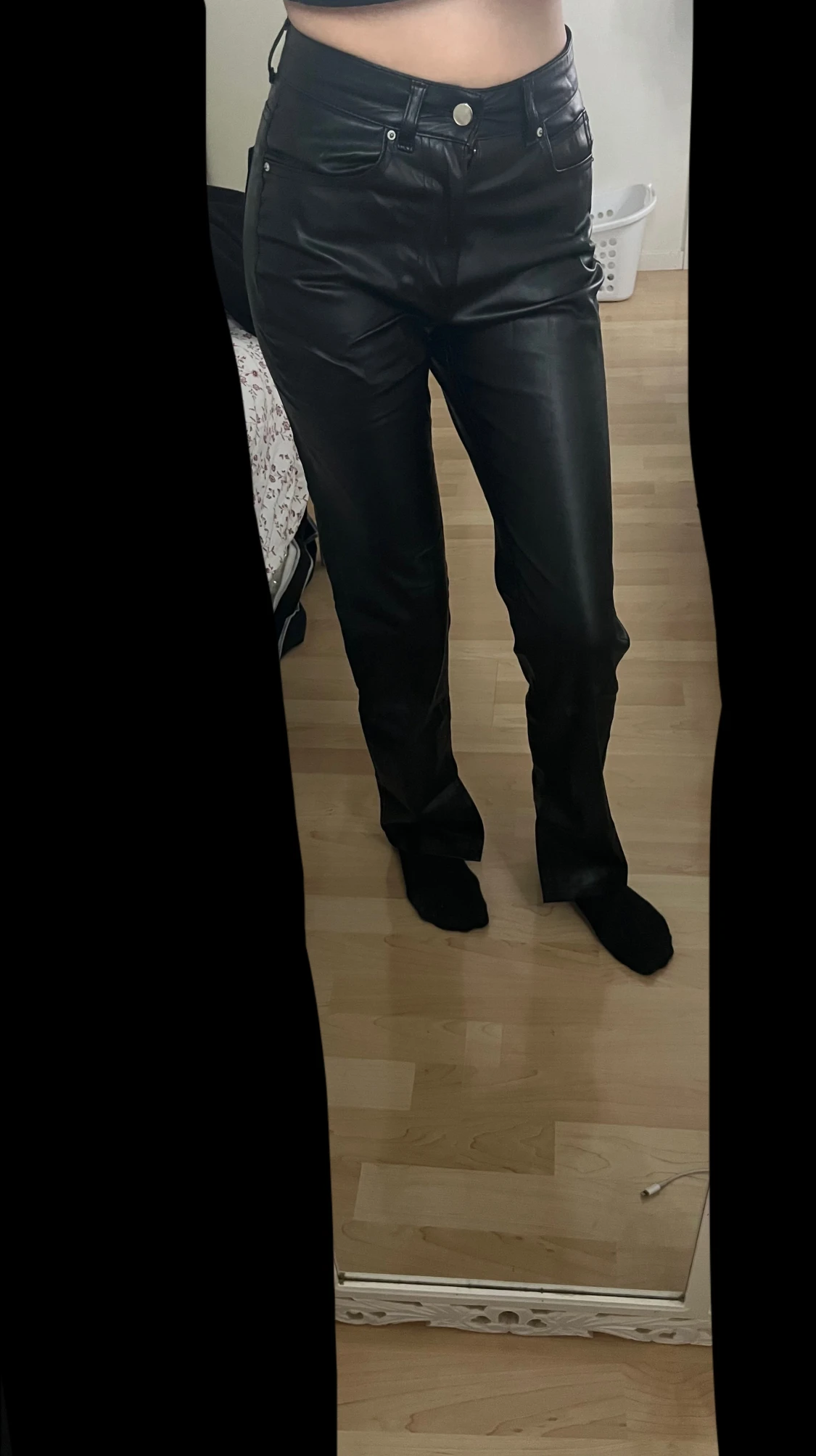Svarta straight byxor i skinnlook - 1