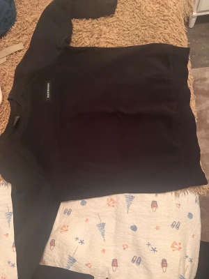 Svart Peak Performance sweatshirt  - Svart sweatshirt från Peak Performance med diskret logga på bröstet. Klassisk rund halsringning och långa ärmar. Tröjan är i mjuk bomull och har en enkel, stilren look som passar perfekt till jeans eller joggers.