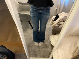 Lågmidjade bootcut jeans - Säljer ett par snygga lågmidjade bootcut jeans från Only, vintage. Fint skick! Inga defekter Storlek 26/32  Midjemått rakt över: 37 cm Innerbenslängd: 76 cm