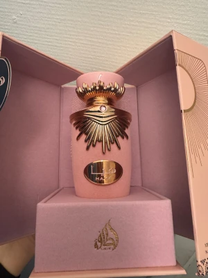 Lattafa Haya Eau de Parfum - Lyxig parfym i unik rosa förpackning med gulddetaljer. Volym: 100 ml. Inspirerad av juicy couture viva la juicy
