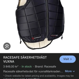 Svart säkerhetsväst från Racesafe - Svart säkerhetsväst från Racesafe med quiltad design och dragkedja framtill. Västen är tillverkad i syntetmaterial och har en sportig look som passar perfekt för ridning. Märkeslogga framtill och diskret rutmönster över hela västen. Syns att den är använd men är sparsamt använd.