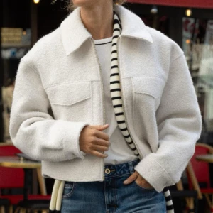 Vit teddyjacka med dragkedja - Säljer en vit teddyjacka med krage och två stora bröstfickor. Från Zara använd 1 gång, nypris 499kr. Jackan har en croppad passform och stängs med dragkedja framtill. Materialet är mjukt och fluffigt, perfekt för dig som gillar en chill och trendig look.