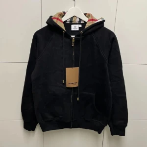 Burberry Hoodie - Hejsan, säljer en helt ny Hoodie aldrig tidigare använd. Storlek M sitter som XS. Postar alltid inom 24h efter köpet. Skriv gärna om du har fler frågor eller om priset