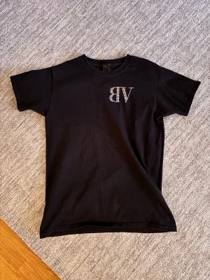 Bvaldi T-shirt - Svart rhinestone T-shirt från Bvaldi. Storlek Small. Mycket bra skick. Bara att höra av sig vid frågor eller funderingar.