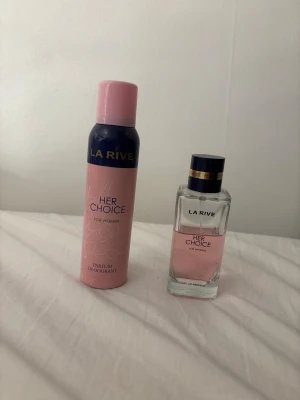 La Rive Her Choice set - La Rive Her Choice for Women – ett set med både parfymdeodorant och eau de parfum. Perfekt för dig som vill ha en fräsch och feminin touch i vardagen. Den är använd men har ganska mycket produkt i sig men därför säljer jag för billigt pris.