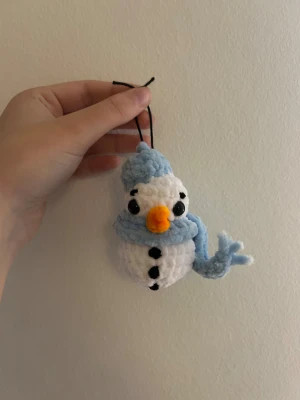 Virkad snögubbe - Virkad handgjord snögubbe. ⛄️Ca 10 cm hög.         Perfekt att ha i julgranen! 