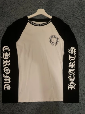 Chrome Hearts långärmad tröja svart/vit - Säljer en långärmad tröja från Chrome Hearts, den är uppenbarligen ej ”autentisk” men ändå hög kvalité.     Storlek M passar S.