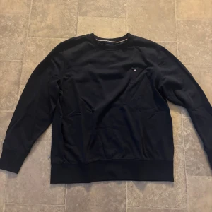 Svart tröjan från GANT - Använd 2 gånger                                                                  Finns inga hål eller något sånt den är typ som helt ny bara att den är använd 2 gånger 
