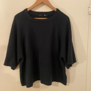 Svart stickad tröja från 157 - Mörblå/grön kortärmad stickad tröja från 157 med avslappnad passform som är perfekt för lager-på-lager under kyliga dagar. Enkel och stilren design som funkar till många outfits🤗