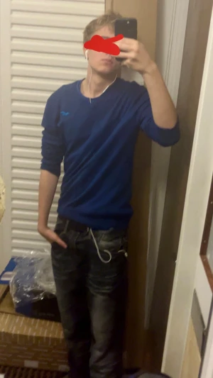 💸Rare Hollister tröja💸 - Säljer en blå v-ringad tröja från Hollister med ribbade muddar och diskret logga på bröstet. Tröjan är i mjuk bomull och har lång ärm, perfekt för dig som gillar en clean och stilren look.