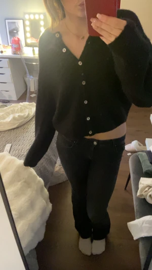 Svart stickad kofta med knappar - Mysig svart stickad kofta med vita knappar framtill. Den är från gina tricot i M💓