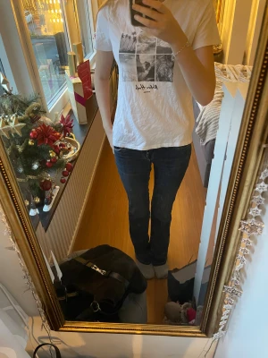 Vit t-shirt med tryck💞 - Snygg vit t-shirt från NA-KD med svartvitt tryck!Modellen är klassisk med rund hals och korta ärmar, perfekt för en chill och avslappnad stil. Materialet är mjuk bomull, går att stayla till det mästa och gör en chill outfit lite snyggare❣️