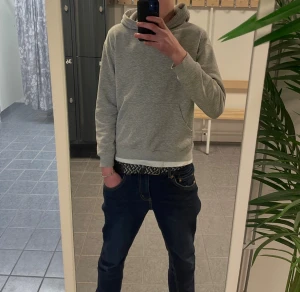 Grå Hoodie - Sjukt clean hoodie, inget speciellt märke köpt på HM av en polare som jag köpte den av. Perfekt för nån som vill ha en simpel o nice stil, inga defekter o passar folk 165-177 skulle ja säga!🔥🔥