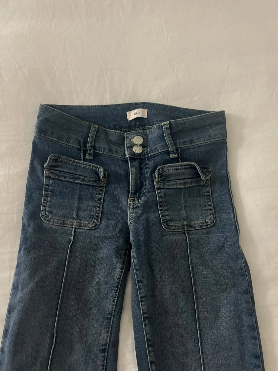 Blå jeans med fickor från Nelly