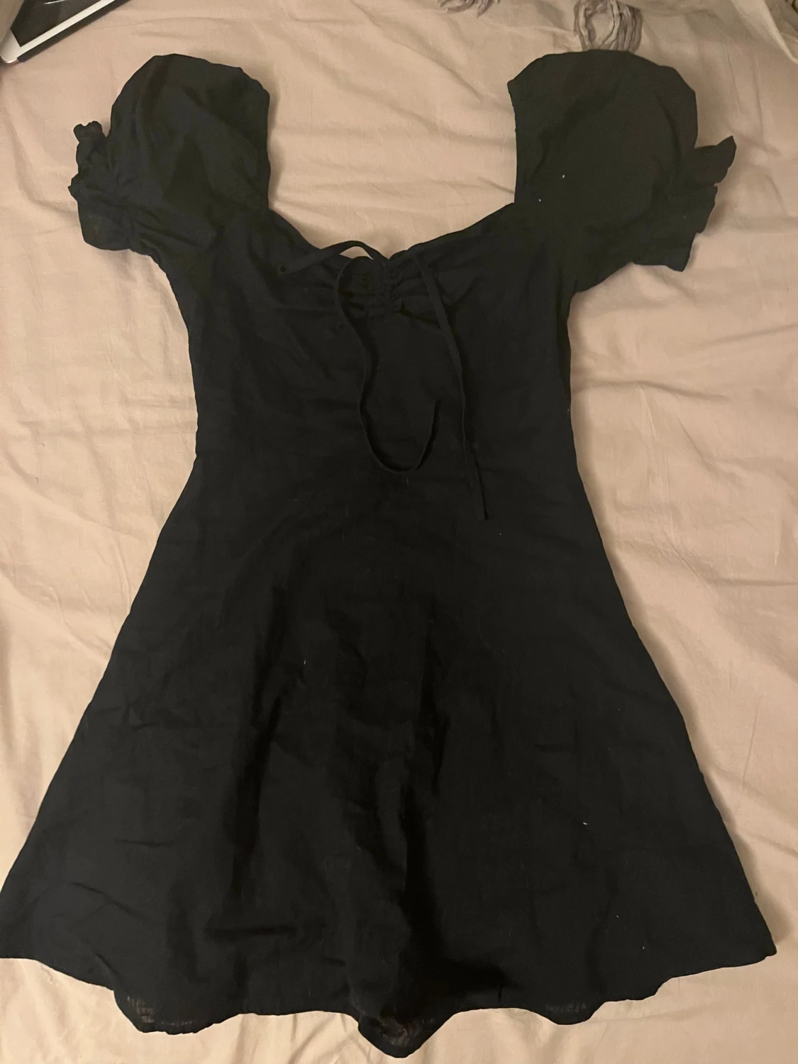 Svart kort klänning med puffärm - 2