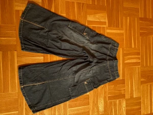 Jeans! - Säljer dessa coola jeans då de är för små för mig. De är tidigare ihopsydda i ryggen. Fickorna samt dagkedjorna är fullt fungerande. 100% bomull. Okänd storlek men skulle säga 36/S. Skriv vid frågor🤗
