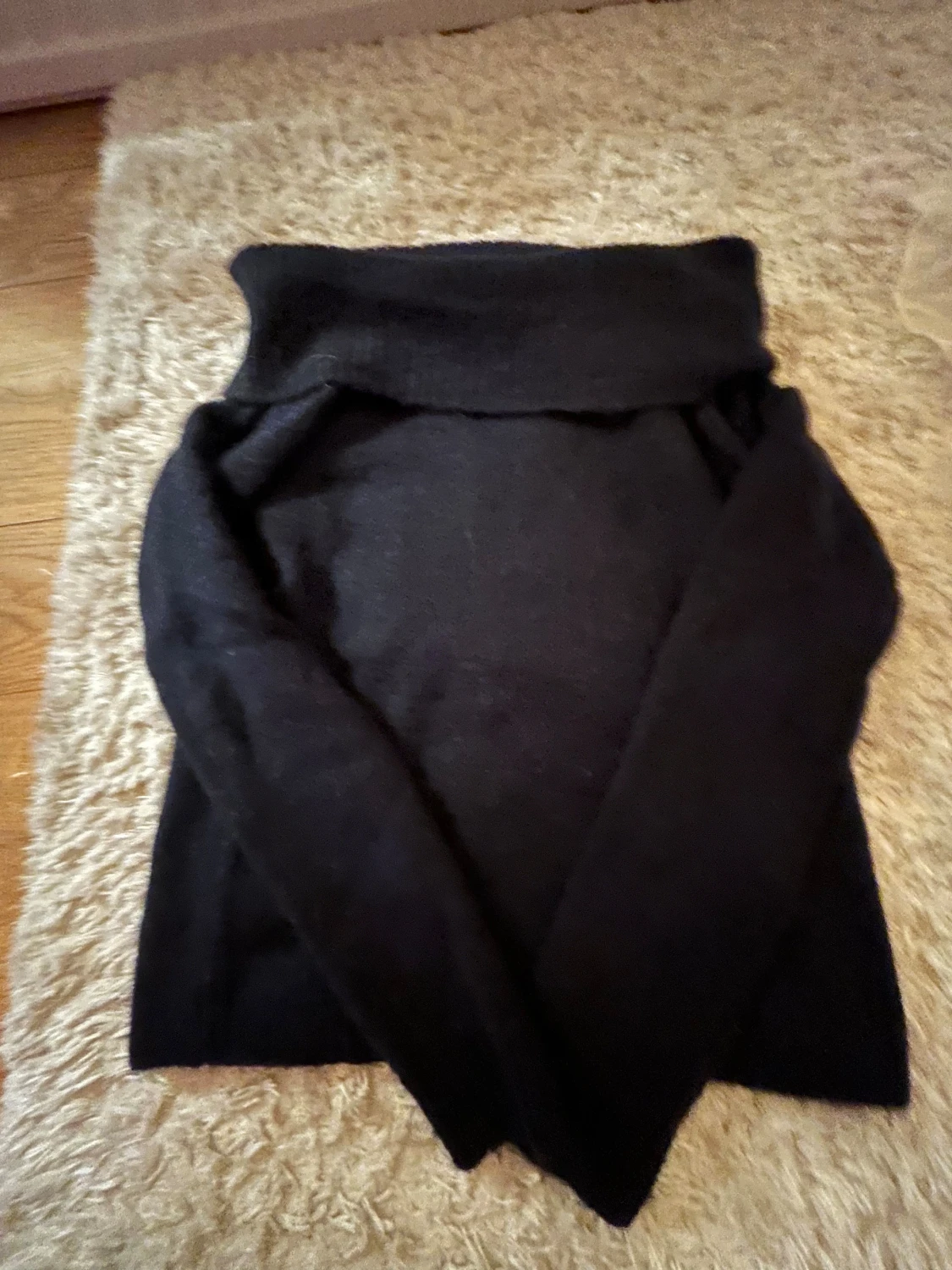 Svart polotröja i stickat material