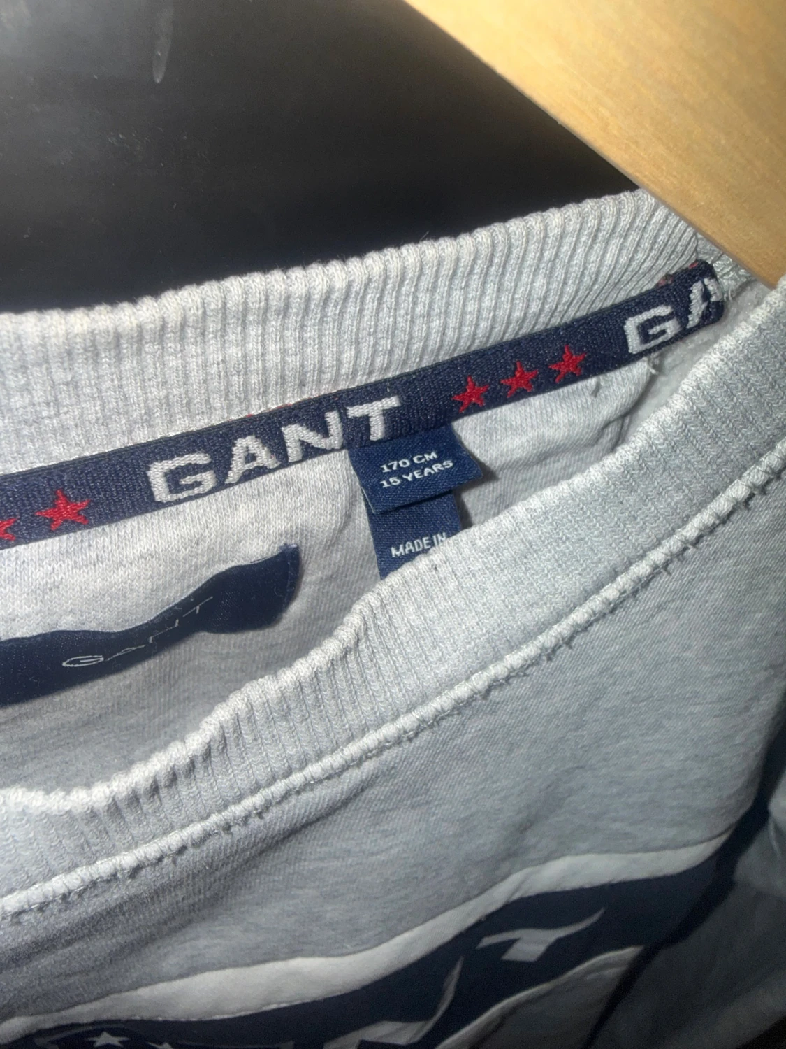 Grå sweatshirt från Gant med logga - 1