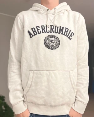 Abercrombie and fitch hoodie vit - Snygg Abercrombie and fitch hoodie i storlek L jag är 188cm och 80kg, Hoodien är i 9/10 skick. Priset kan förhandlas vid snabb affär!