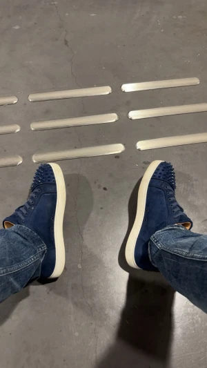 Christian Louboutin  - Säljer nu mina äkta loubs ända tråkiga är att det saknas 3 nitar men annars super fina, låda kvitto oså finns kvar. Strl 43/44