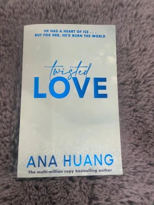 Twisted Love - En populär bok av Ana Huang om Alex och Ava, två unga vuxna med mörka hemligheter och starka känslor. Perfekt för dig som gillar romantik, drama och hemligheter. Del 1 av Twisted-serien, älskad av miljontals läsare. Passar dig som vill ha spänning och känslor i din läsning.