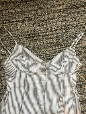 Blå vit randig trendig blus/topp/tröja - jag säljer en jätte fin vit blå randig blus/topp som är i bra skick och ser ut som ny och är i storlek xs, har använts få gånger