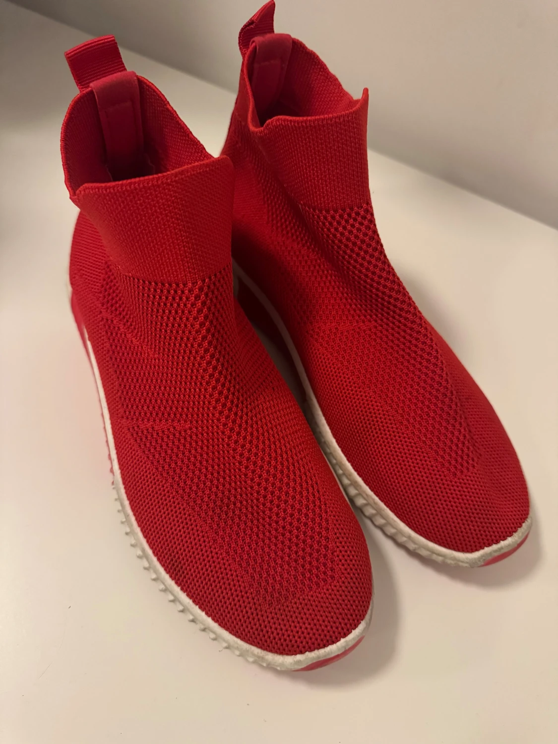 Röda stickade sneakers med vit sula - 3