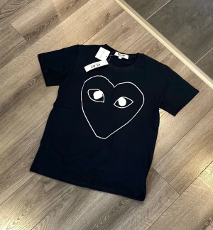 Blå CDG T-shirt  - Säljer denna helt nya, riktigt fina CDG T-shirten i en av de snyggaste modellerna. Skriv gärna vid intresse och för mer info! 