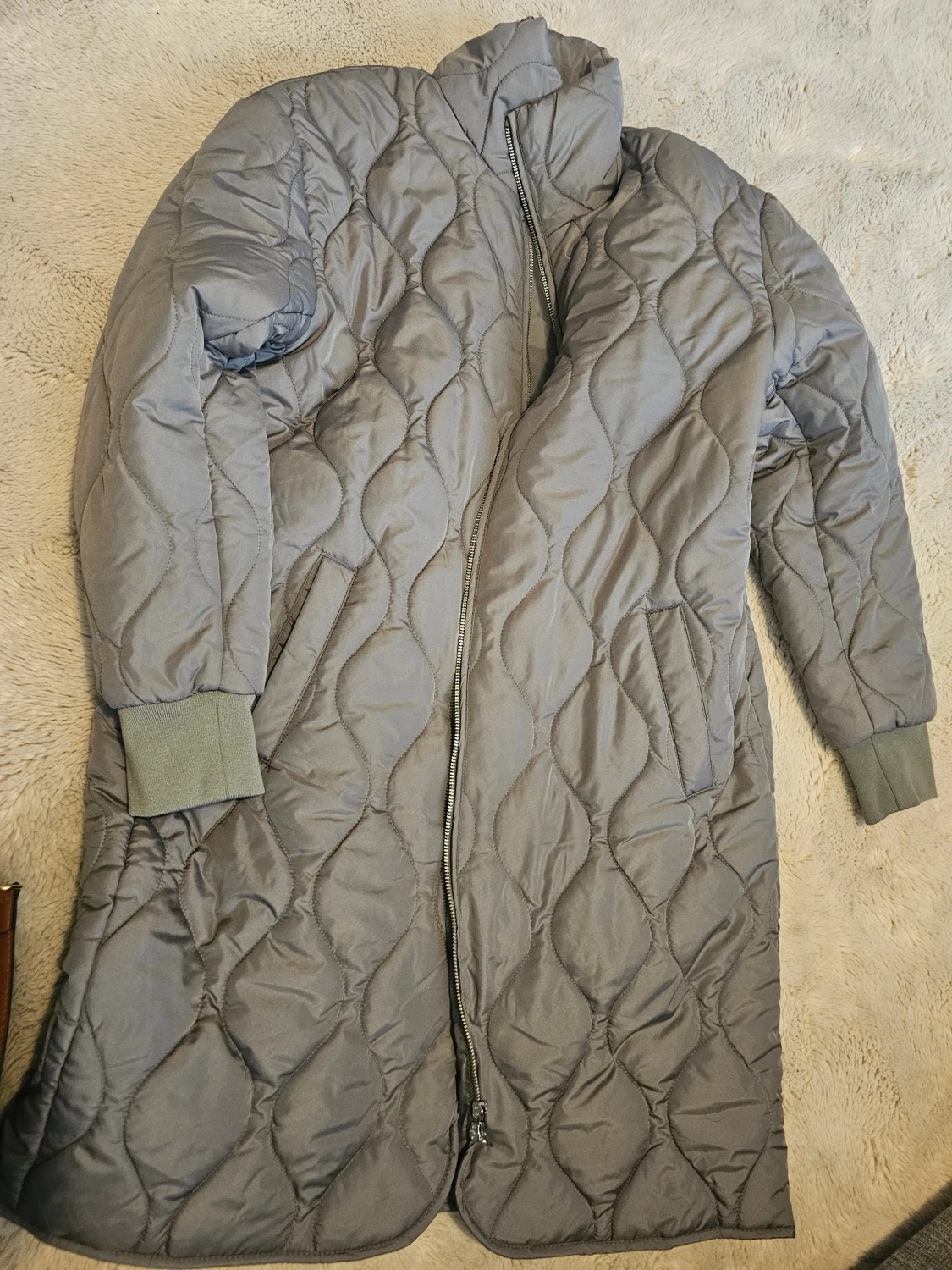 Quiltad grå lång jacka med dragkedja - 1