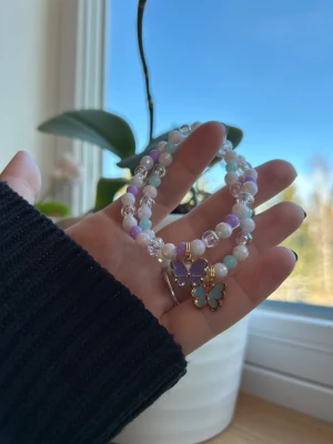 Fjärilsarmband  - 39 kr/styck! 💜 handgjorda armband med pärlor i lila & turkos! Varje armband har en hängande fjärilsberlock i guld. Tillverkade med dubbla trådar för säkerhet! Köp via köp nu eller frimärke (18 kr)  