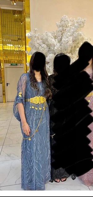  Kurdisk klänning storlek XS/S/M - Elegant blå långklänning med spetsmönster och fyrkantig urringning. Perfekt för speciella tillfällen när du vill sticka ut. Klänningen är i väldigt fint skick och använd vid få tillfällen under kortare tid