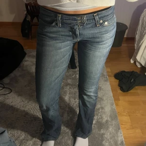Lågmidjade vintage jeans - Märket sis by sisters. Står ej storlek men uppskattar S. Mörkblå med cool knappdetalj. Lågmidjade och raka i modellen. Jag är 170❤️