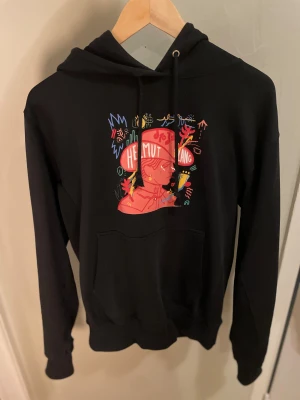 Helmut Lang Hoodie - Säljer en svart Helmut Lang Hoodie i storlek S. Skicket ligger på 10/10 då den inte har några defekter alls och ser ut som ny! 🟢Mitt pris: 899kr  🔴Nypris: 3700kr