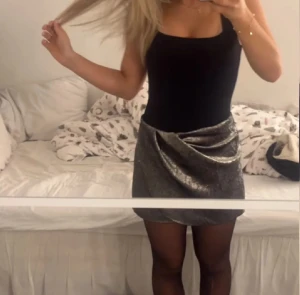 Nyårs kjol  - Säljer denna super snygga kjol som passar perfekt nu till nyår 🎉💥Glittrig omlott kjol med inbyggda shorts! Säljer då den inte kommit till användning! Storlek M men passar även S