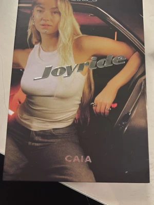 CAIA Joyride Astrid S - Säljer ett set med tre glittriga eyeliners från CAIA i färgerna rosa (Hot Fever Dream), silver (Oh Emma) och koppar/orange (Power Move). En relativt ny colab mellan Caia och Astrid S. Helt oanvända, fick i julklapp. Passar perfekt till festivaler eller när man bara vill få ögonen att poppa lite extra, går såklart att ha på andra ställen än just som eye liner. ❣️ABSOLUT INTE FAST PRIS!!