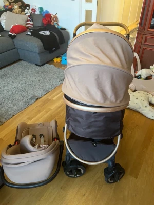 Barnvagn  -  Barnvagn och barnstol, priset får att pruta.