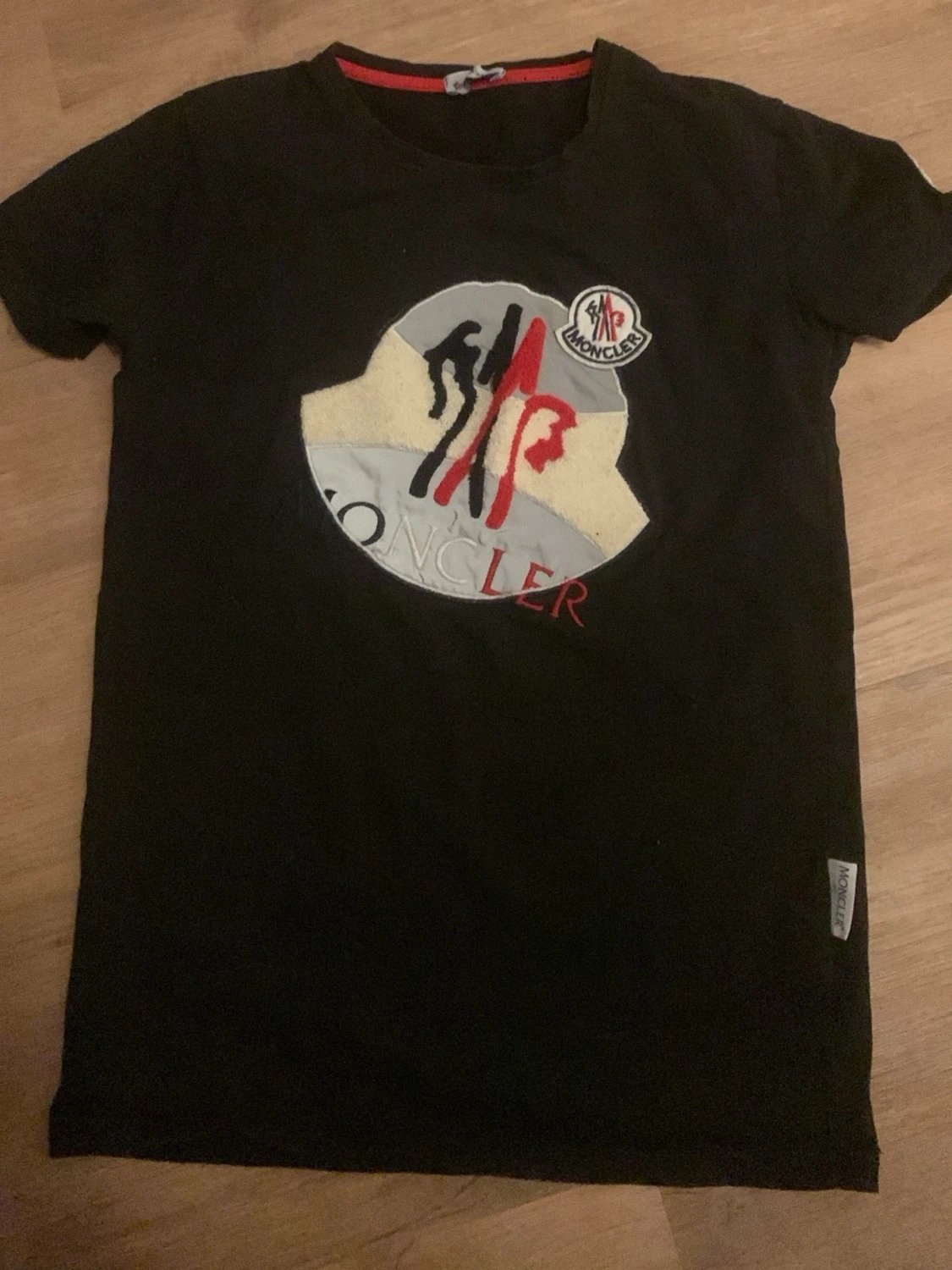 Svart Moncler t-shirt med stor logga