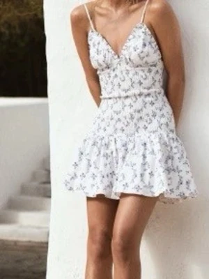 Vit blommig kortklänning från Zara - Supersöt klänning från Zara, tyvärr för liten för mig! 💖 Helt ny aldrig använd, kan även bytas mot en i M i motsvarande skick🙌