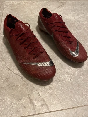 Röda Nike Mercurial fotbollsskor - Nike mercurial vapor 12, modellen säljs inte längre och är svår att få tag på. St 41
