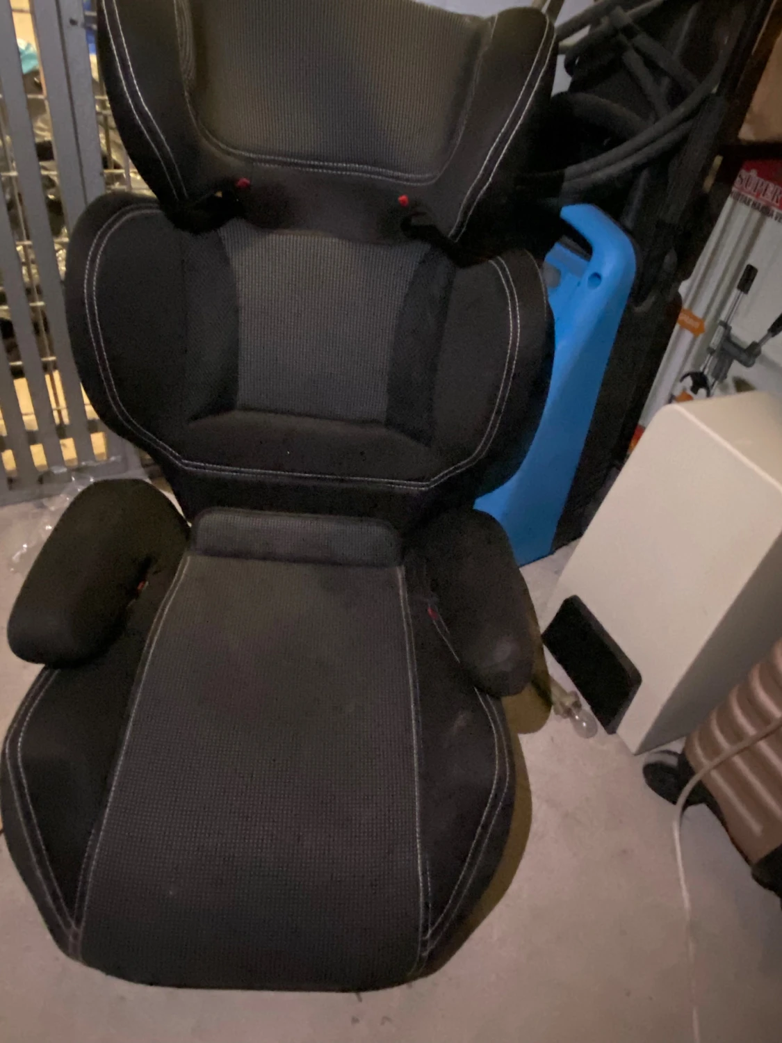 Svart rutig bilbarnstol med armstöd - 3