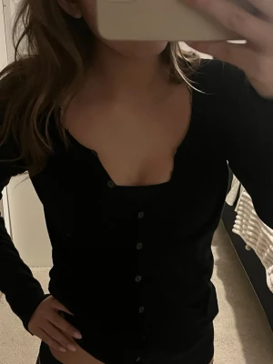 Svart kofta  - En svart tunn kofta med knappar. Stl - S