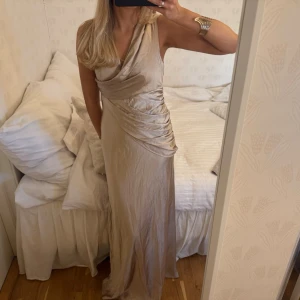 Champagnefärgad balklänning - Så perfekt classy balklänning! Lång i modellen!! Står ingen storlek men troligtvis 38🫶🏼🫶🏼🫶🏼
