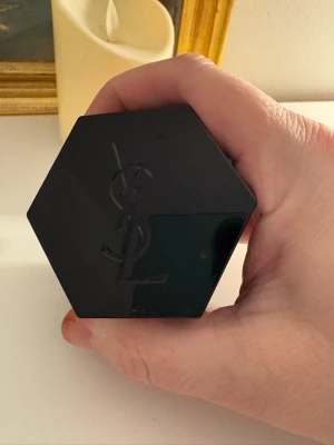 La Nuit De L'Homme EdT 40ml - Stilren parfym från YSL med modern design. Eau de toilette, 40 ml, tillverkad i Frankrike. Perfekt för dig som vill ha något exklusivt och trendigt i din samling. Halva flaskan kvar. 