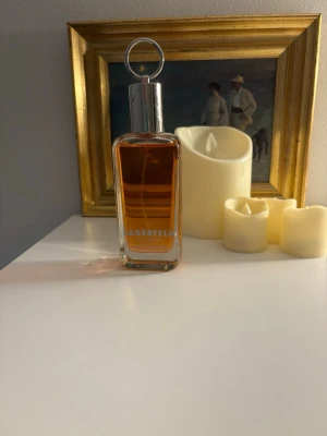 Lagerfeld Classic Eau de Toilette - Stilren och tidlös Eau de Toilette från Lagerfeld. Flaskan rymmer 50 ml och är tillverkad i Frankrike. Perfekt för dig som vill sticka ut med en klassisk touch. Ca 45 ml kvar av totalt 50 ml.