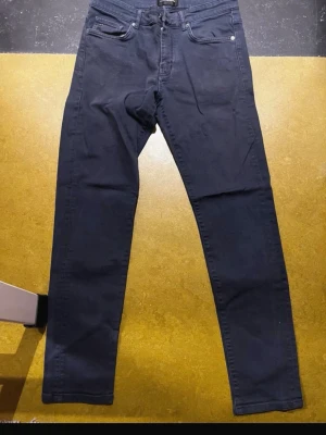 J.lindeberg Mörkblå jeansbyxor - Mörkblå i mycket bra skick