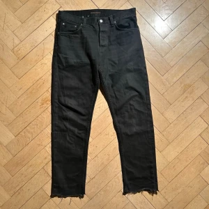 Nudie jeans - Steady Eddie II. - Mått: Längd - 101 cm. Midja - 44 cm. Skriv vid ytterligare frågor eller funderingar🤝