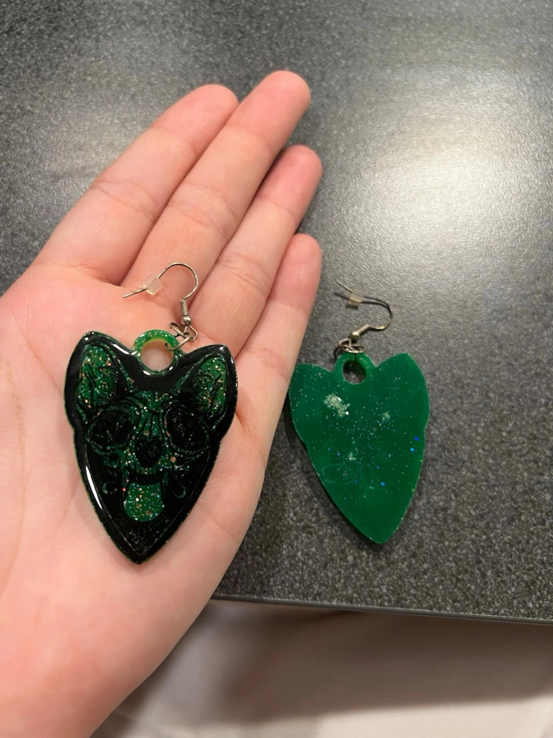 Glittriga gröna svarta djurkranium örhängen  - 3